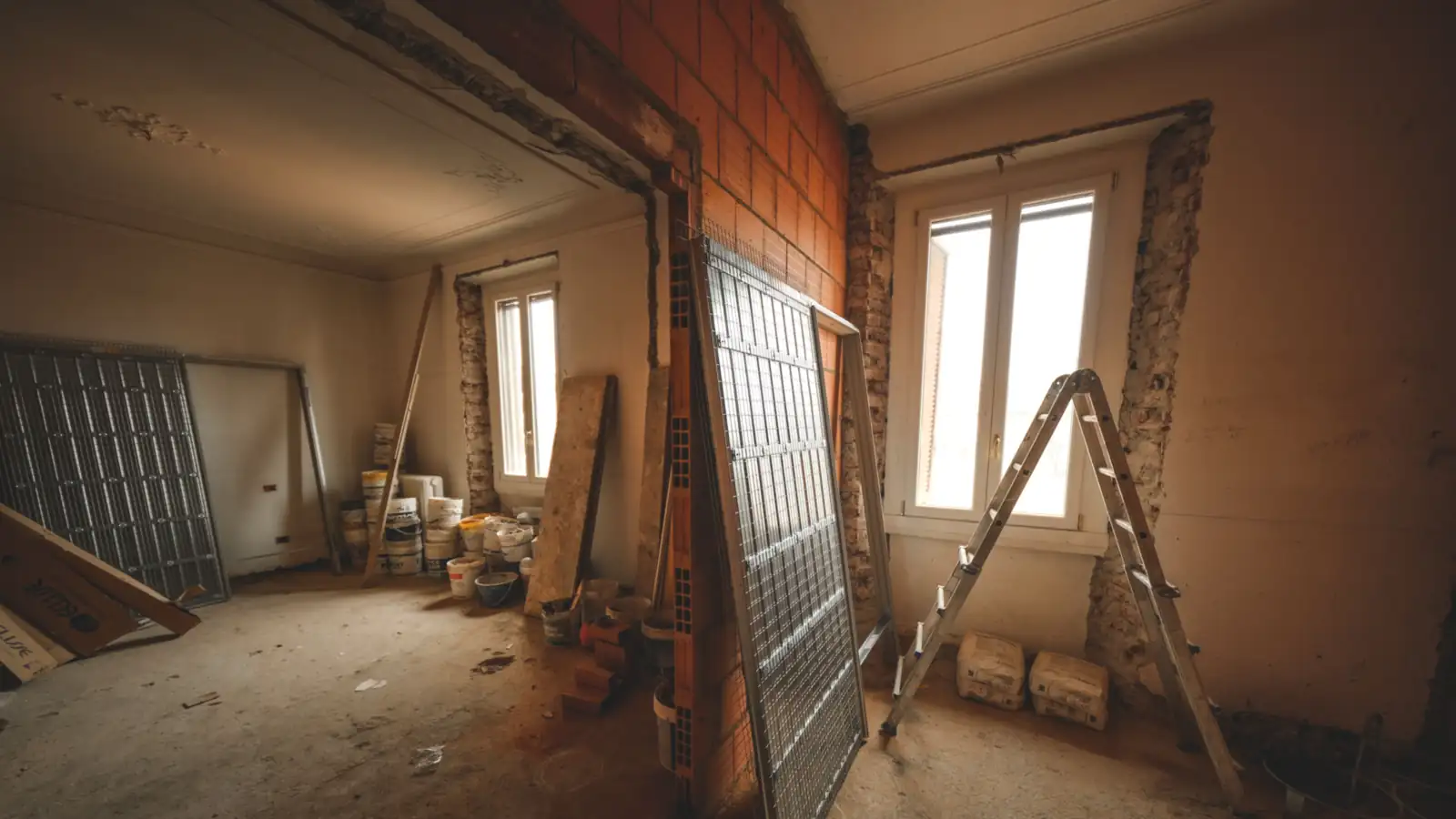 Obra en una vivienda con el suelo protegido y la herramienta preparada